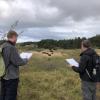 Donovan en Thomas bestudeeren de wisent